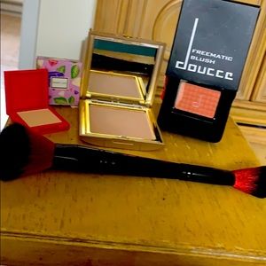 Beauty 4 piece set brush w/pressed powders & blush